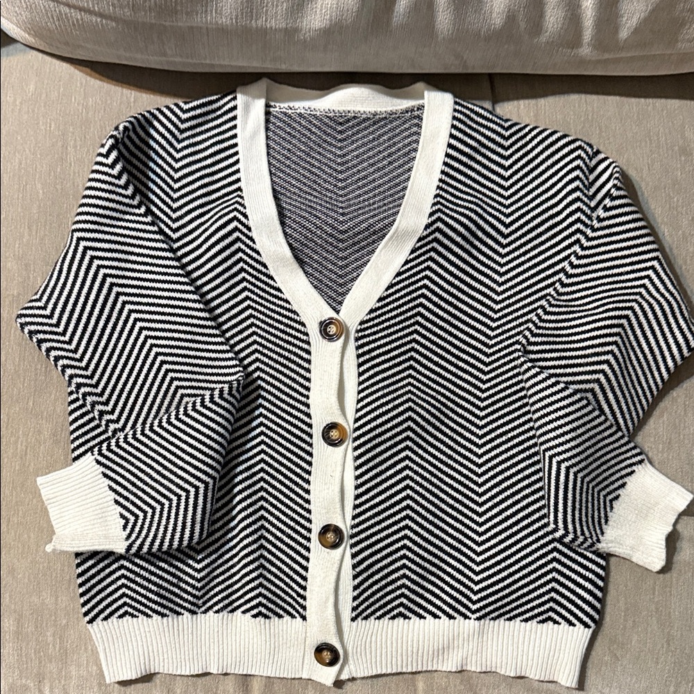 Commense Black and White Chevron Cardigan - Picture 2 of 5